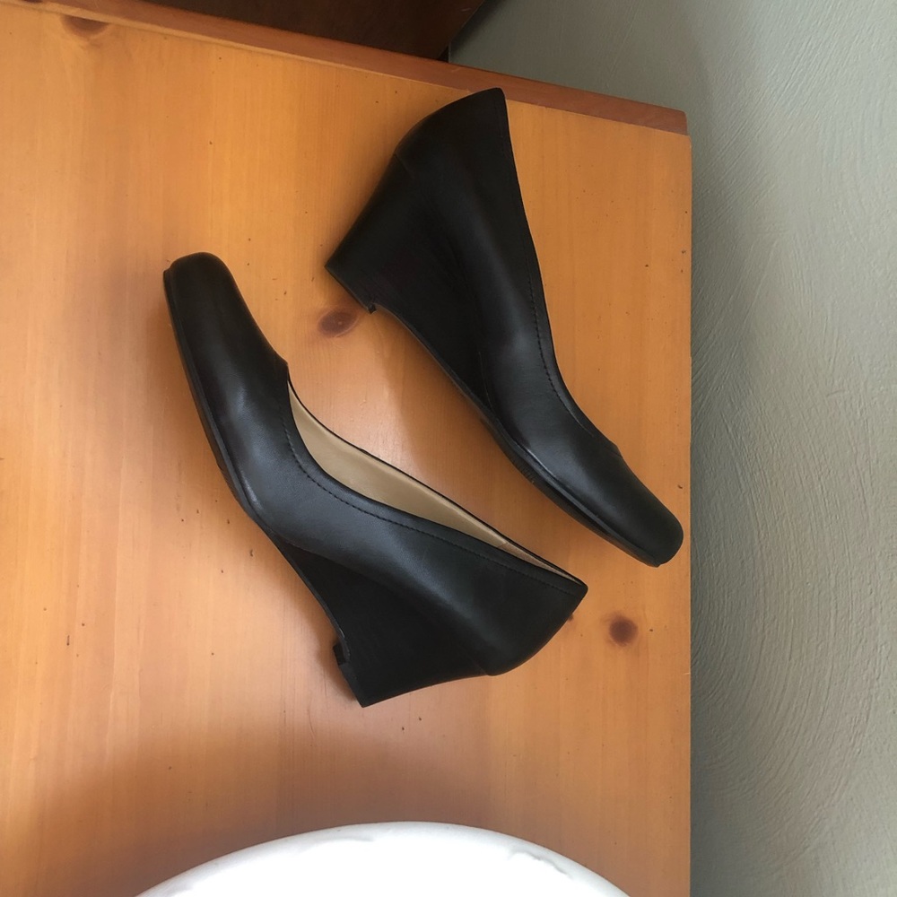Naturalizer 7.5 NEW soft black wedge heels